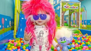 Настя на детской площадке ищет Игрушки из нового мультика