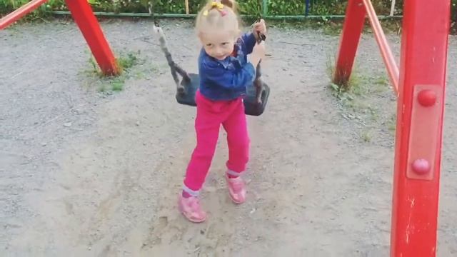 Ника на детской площадке со своей собакой хаски ) смотреть онлайн