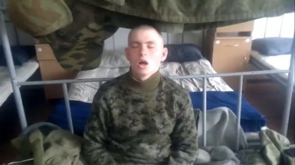 Солдат устал и уснул сидя