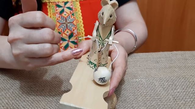 Деревянная игрушка ручной работы - Мышка вяжет смотреть онлайн