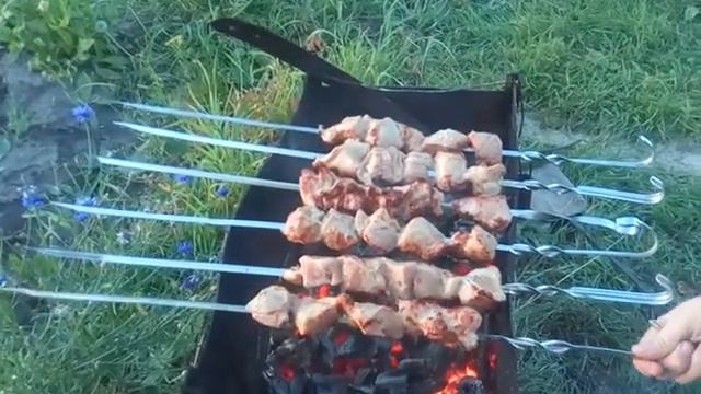 Жарим шашлык на даче. Yakutsk. 3 сентября 2016 г. смотреть онлайн