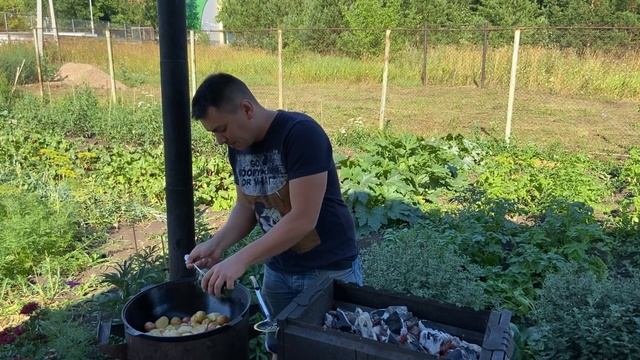 Шашлык из скумбрии и молодой картофель в казане по домашнему смотреть онлайн