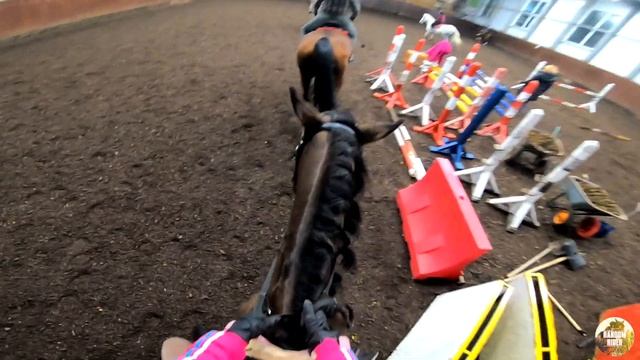 первый раз прыгаю БЕЗ СТРЕМЯН | УПАЛА С ЛОШАДИ? | КОНКУР | GoPro смотреть онлайн