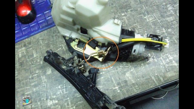 Почему не открывается дверь с наружной ручки - Mercedes W220 S-class смотреть онлайн