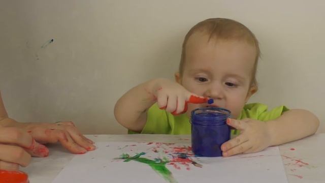 РИСУЕМ пальчиковыми красками СТЕНЫ даже разукрасили!!! Funny kids in the paint смотреть онлайн