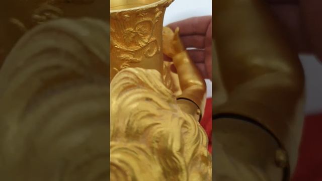 Антикварная Большая бронзовая скульптура путти держат вазу . 18 век. смотреть онлайн