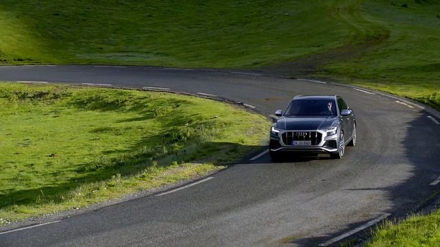 Audi SQ8 TDI, el mas deportivo de los SUV смотреть онлайн