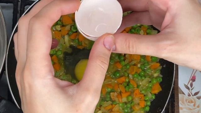 Очень вкусное приготовления риса - Жареный рис по Тайски с яйцом, морковью и горошком смотреть онлайн