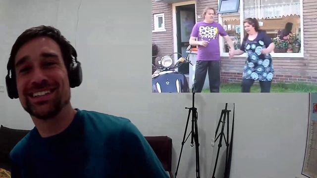 British Duo React to Zanger Rinus Met Romana Op De Scooter Original смотреть онлайн