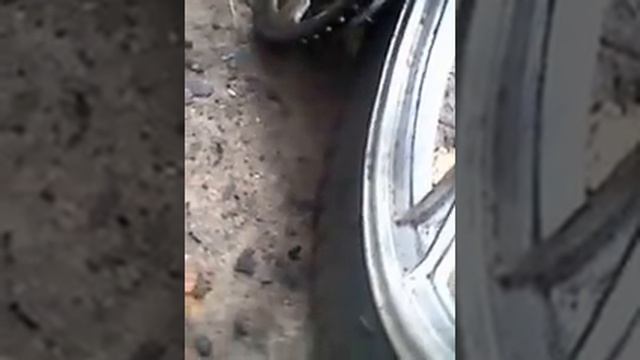 меняем демпферные резинки колеса на мопедах альфа атлант