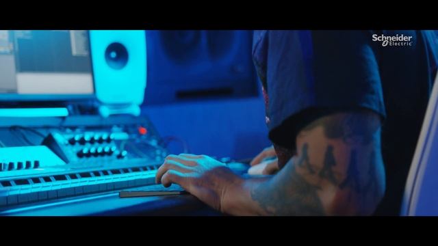 Guy Sebastian's Smart Home Brings Comfort, Control & Peace of Mind | Schneider Electric смотреть онлайн