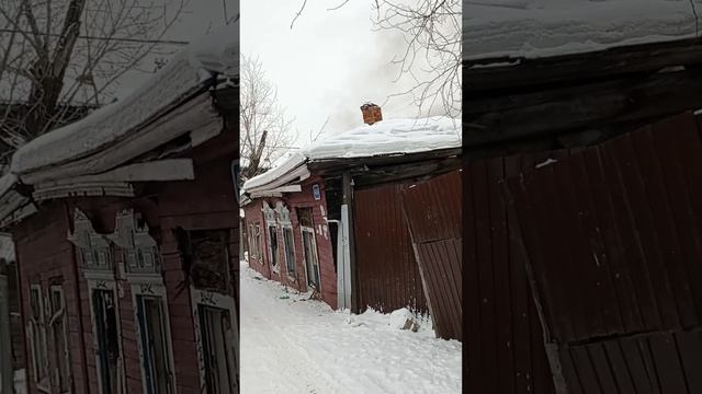 На улице Подгорной. Горит деревянный нежилой дом. 16.02.2023. Иркутск. смотреть онлайн