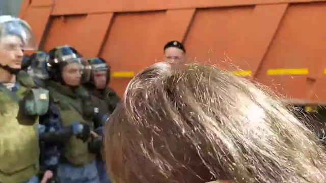 ОМОН выдавливает толпу митингующих, включая журналистов смотреть онлайн