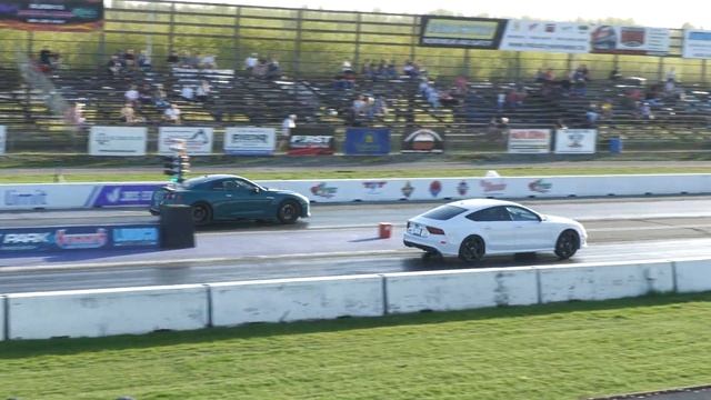 Nissan GT-R vs Audi RS7 - sports cars drag racing смотреть онлайн