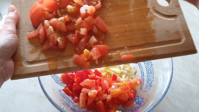 Быстрый и простой салат с рыбной консервой \ Рыбный салат рецепт смотреть онлайн