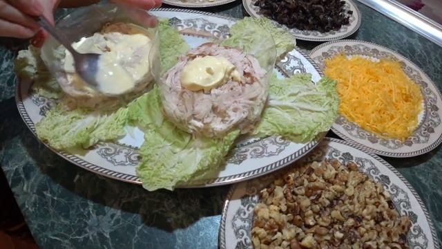 ВКУСНЫЙ НОВОГОДНИЙ САЛАТ «Сказка» с курицей, шампиньонами и грецкими орехами! смотреть онлайн