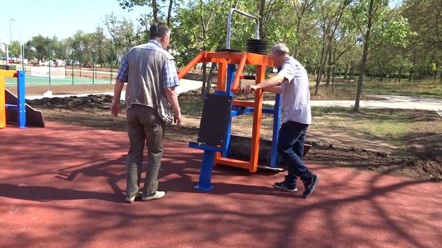 На строительстве нового стадиона и реконструкции Алеи Героев гарнизон Гвардейское Крым - 12 09 2020 смотреть онлайн
