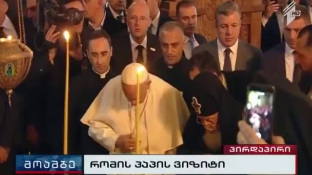 Папа Франциск крестится перевернутым крестом смотреть онлайн