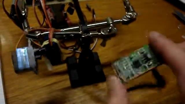 Acelerômetro + pic16f876a + servos смотреть онлайн