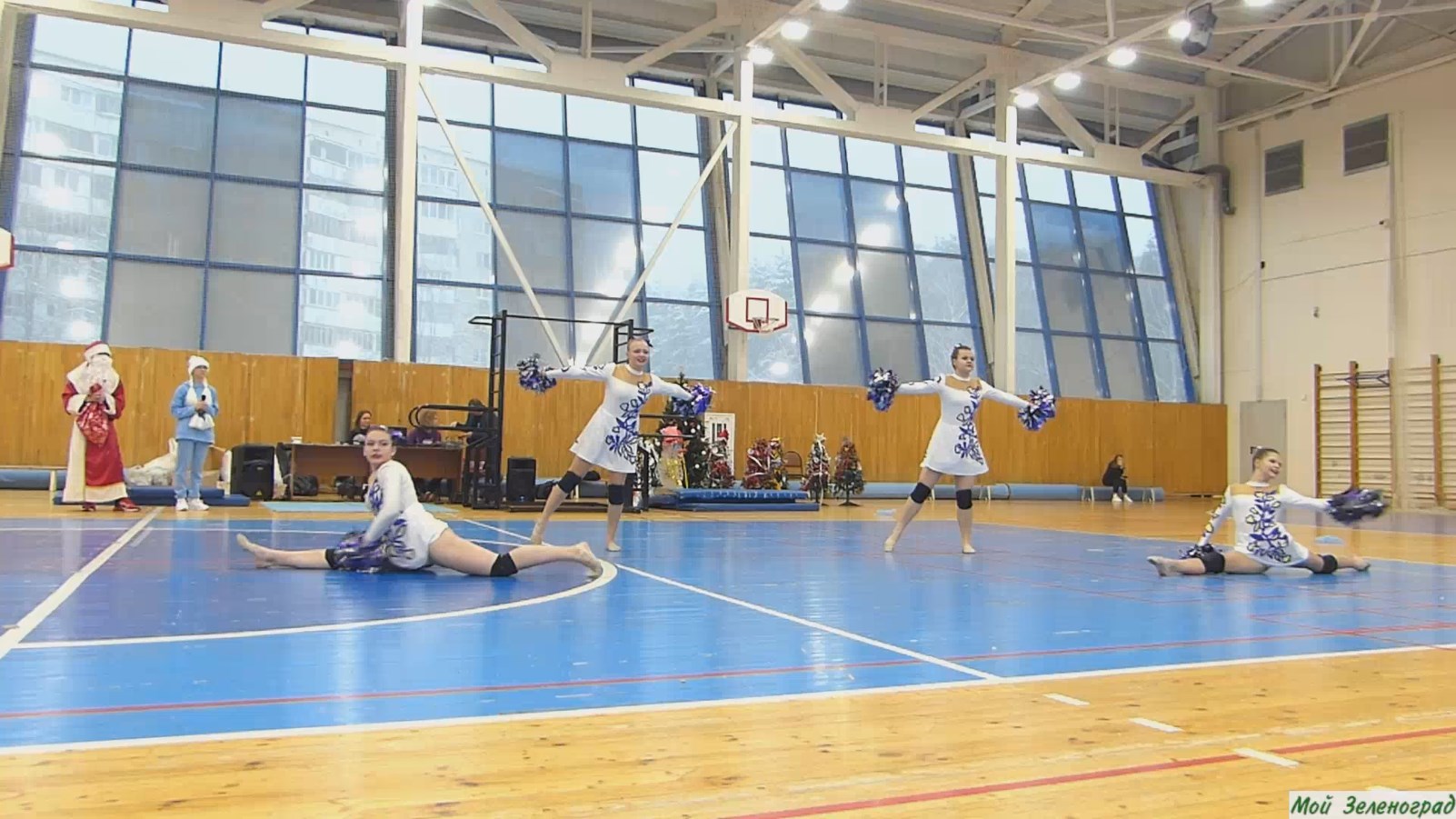 Девочки из группы поддержки (чирлидинга) на новогоднем празднике
