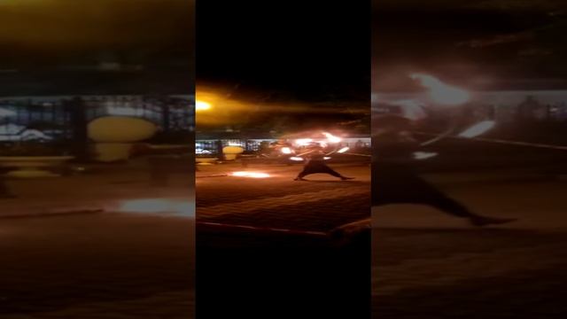 Факельное представление, парень с девушкой .