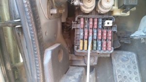 БЛОК ПРЕДОХРАНИТЕЛЕЙ В САЛОНЕ//Mitsubishi Galant 6