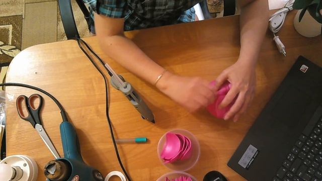 Настольный светильник-пион из изолона. Бесплатный МК. Часть 1 смотреть онлайн