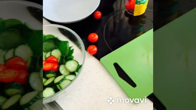 Готовлю салат из шпината, помидор черри и огурцов смотреть онлайн