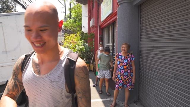 INSANE Street Food in Quezon City Philippines - CRISPY PATA & ULO PIG HEAD + FILIPINO FOOD IN MANIL смотреть онлайн