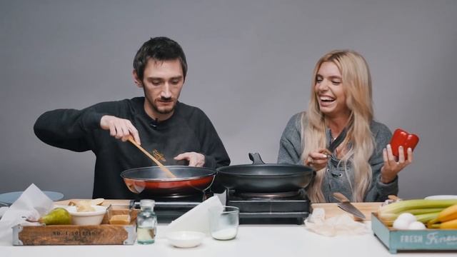 Пробуем готовить из СЛУЧАЙНЫХ продуктов | Люди Пробуют смотреть онлайн