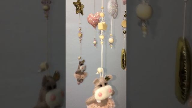 Мобиль на кроватку для девочки "Бегемотики балерины" смотреть онлайн