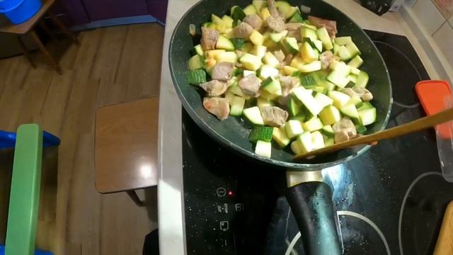 Индейка с кабачками цукини в сковороде вок смотреть онлайн