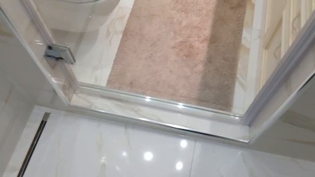 Стеклянные душевые двери в нишу из прозрачного стекла. Дизайн ванной в отделке 