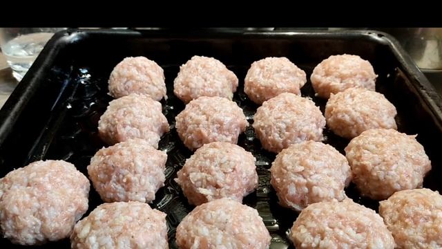 Ёжики-тефтели в сметанно-томатном соусе. ЗдорОво и вкусно! И главное без особой заморочки. смотреть онлайн