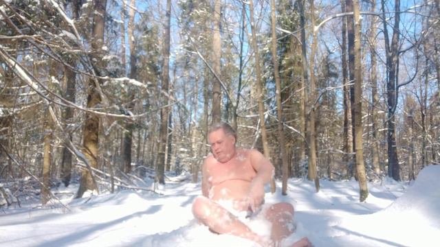 Закаливание снегом. Утренняя снежная ванна. 12.03.2023. смотреть онлайн