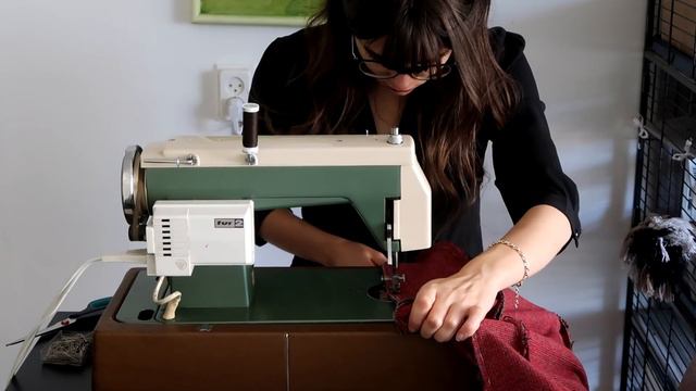 I Tried Sewing A Medieval Kirtle (OMG Sleeves) смотреть онлайн