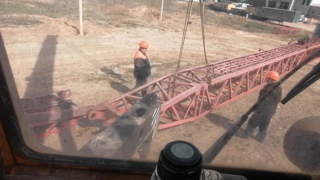 Один рабочий день из жизни машиниста автокрана!! Демонтаж гусеничного крана МКГ-25БР смотреть онлайн