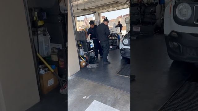 Как меняют в автомобили масло в США Калифорния -- больше историй у меня в инстаграм @buyandsellers смотреть онлайн