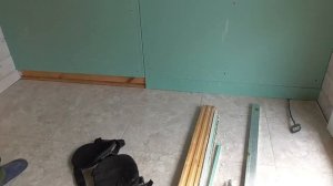 Отделка стен гипсокартоном и оклейка их обоями. Часть 39.