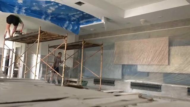 Монтаж натяжного потолка с фотопечатью от krasivye-potolki.ru смотреть онлайн