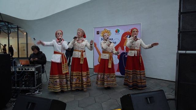 Фестиваль"Музыка в парке" г.Москва, Зарядье, Фолк-группа "Диковина" № 8 "Шекотала ласточка" смотреть онлайн