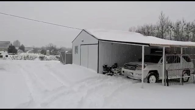 Приехали проверить наши постройки на участке после сильного снегопада. смотреть онлайн