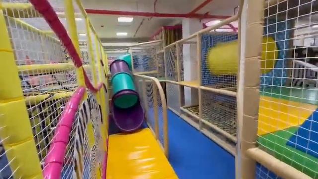 Горка труба внутри лабиринта смотреть онлайн