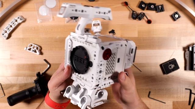 White TILTA Cage & vMount Battery Adapter for RED Komodo 6K // My New Favorite Run-n-Gun Setup смотреть онлайн