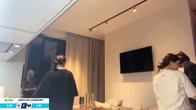 Кореш залетел на стрим к Акулич смотреть онлайн