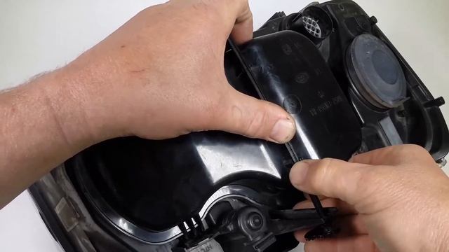 How to Replace the headlight bulbs on a Land Rover Freelander 2006 to- 2014 смотреть онлайн