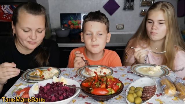 Мукбанг омлет с сосиской/Кушаем салаты полезные и с/к колбасу смотреть онлайн