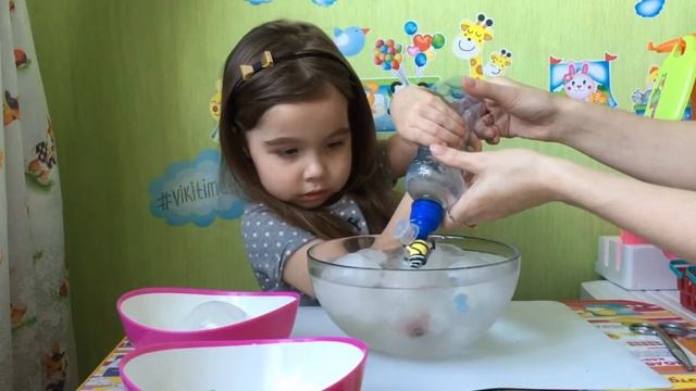 ПОДАРОК ОТ СНЕЖНОЙ КОРОЛЕВЫ! ЛЕДЯНЫЕ ЯЙЦА СЮРПРИЗ!!! смотреть онлайн