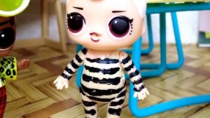 ШКОЛУ ОГРАБИЛИ??? Куклы ЛОЛ сюрприз ВЕСЕЛАЯ ШКОЛА смешные куклы мультики Даринелка