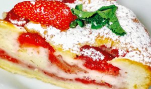 Клубничная ШАРЛОТКА по-новому! Заливной пирог с клубникой на сметане, нежный и влажный как СУФЛЕ!